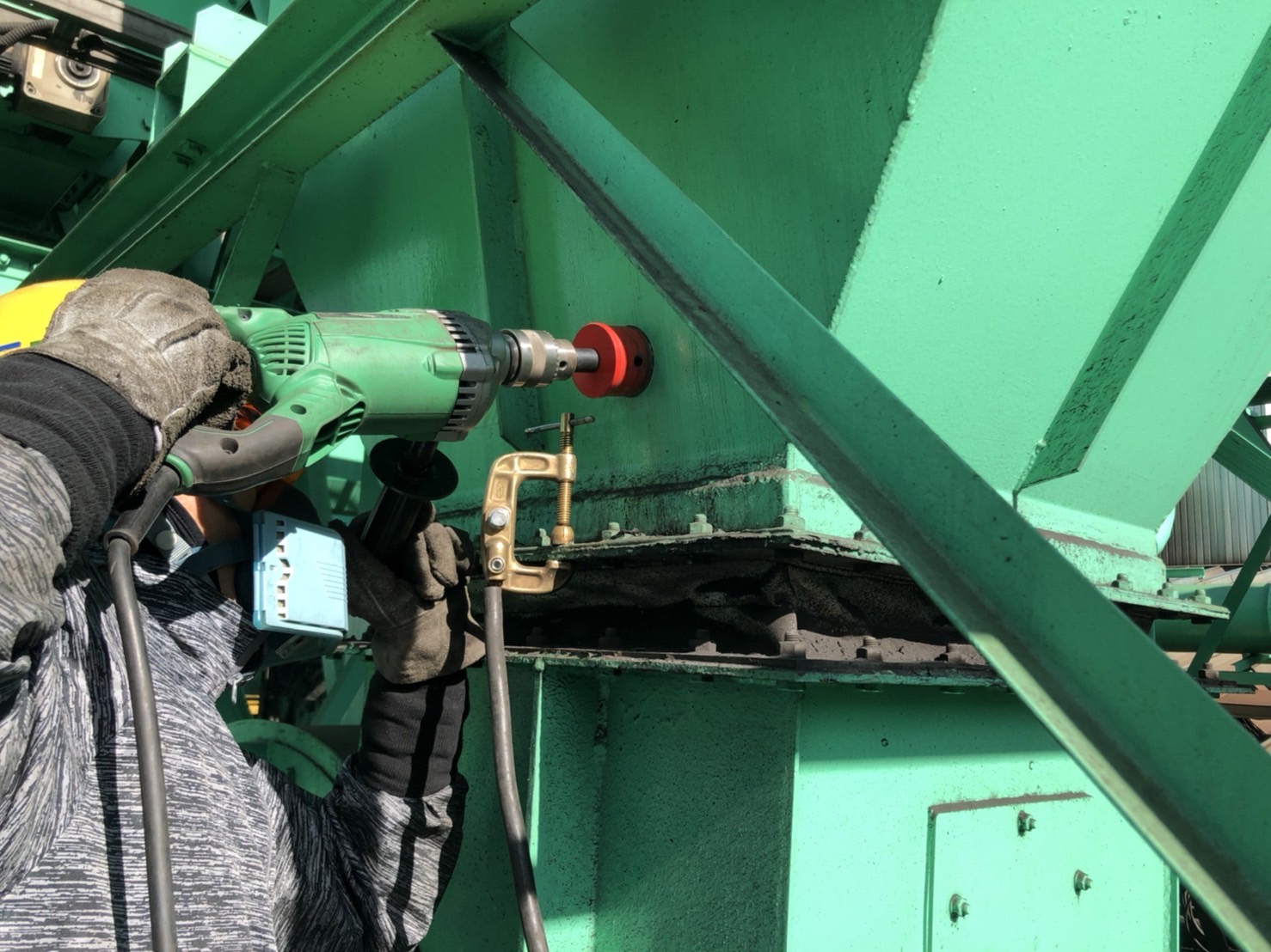 メンテナンス作業をする職人